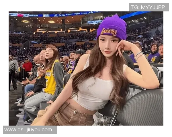 女球迷疑似骚扰湖人球员被保安驱逐老詹淡定剪指甲继续观赛 女球迷疑似骚扰湖人球员被保安驱逐老詹淡定剪指甲继续观赛