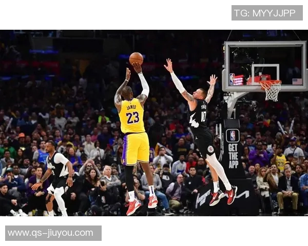 詹姆斯夫妇亲临现场支持洛杉矶道奇队精彩比赛未赴客场