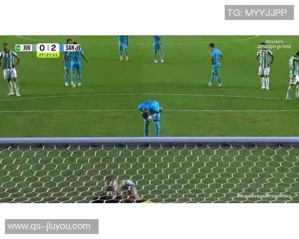 内马尔因伤缺阵携女儿现身球场为桑托斯加油助威